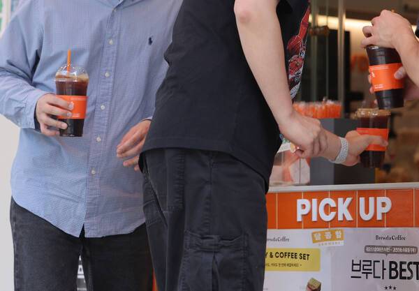 질병관리청이 발표한 '최근 5년간(2019∼2023년) 우리 국민의 음료 섭취 현황'에 따르면 20대 이상 모든 연령대가 가장 많이 마신 음료는 아메리카노와 같은 무가당 커피다. 연합뉴스