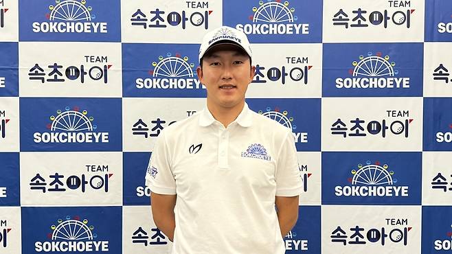 KPGA 투어 첫 우승 축하연에서 포즈를 취하고 있는 김백준. 플레이앤웍스