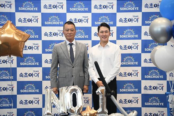 김백준(오른쪽)이 자신의 KPGA 투어 첫 우승 축하연에서 정연석 속초아이 골프단 구단주이자 쥬간도 그룹 회장과 함께 포즈를 취하고 있다. 속초아이