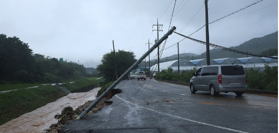 19일 내린 폭우로 경남 산청군 단성면 일대에 전신주가 파손됐다. (사진=연합뉴스)