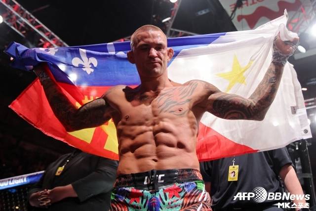 2011년 UFC 데뷔 후 14년 동안 옥타곤을 지켰던 포이리에. 그는 자신의 고향 루이지애나에서 마지막 경기를 펼쳤다. 비록 승리하지는 못했으나 할로웨이의 배려 속, 포이리에는 패자가 아닌 승자로서 자신의 마지막 옥타곤을 즐겼다. 사진(뉴올리언즈 미국)=AFPBBNews=News1