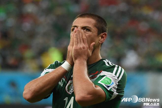 멕시코 축구 대표팀 전설 하비에르 에르난데스(치차리토)가 충격적인 발언으로 거센 비판을 받고 있다. 독일 빌트는 7월 20일 “치차리토가 자신의 사회관계망서비스(SNS)에 성차별적인 발언을 쏟아냈다”면서 그 내용과 논란을 전했다. 치차리토는 멕시코 대표팀 유니폼을 입고 109경기에서 52골을 터뜨렸다. 치차리토는 멕시코 대표팀 역대 최다 득점자다. 사진=AFPBBNews=News1