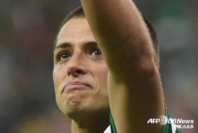 프로 경력도 화려하다. 치차리토는 맨체스터 유나이티드(잉글랜드), 레알 마드리드(스페인), 바이어 04 레버쿠젠(독일), 웨스트햄 유나이티드(잉글랜드), 세비야 FC(스페인), 로스앤젤레스(LA) 갤럭시(미국) 등을 거쳤다. 그런 전설이 2025년에 남긴 말이라서 세계 축구계가 큰 충격에 빠진 상태다. 치차리토는 “여성들은 실패하고 있다”며 “남성들의 남성성을 없애고 사회를 과도하게 민감하게 만들고 있다”고 주장했다. 이어 “여성들은 남성이 이끄는 대로 따라야 한다. 당신의 남자는 당신을 행복하게 만들어줄 수 있는 사람”이라고 했다. 사진=AFPBBNews=News1