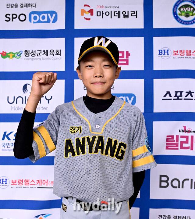 2025년 7월 19일 강원도 횡성베이스볼파크에서 '제2회 마이데일리배 전국유소년야구대회'가 열렸다. 안양시유소년야구단 김주원이 화이팅을 외치고 있다./횡성베이스볼테마파크=유진형 기자