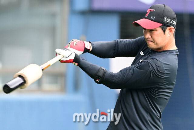 29일 오후 서울 잠실야구장에서 진행된 '2025 프로야구 KBO리그' KIA-LG의 경기.경기 전 1군에 복귀한 LG 오지환이 배팅 연습을 하고 있다./마이데일리