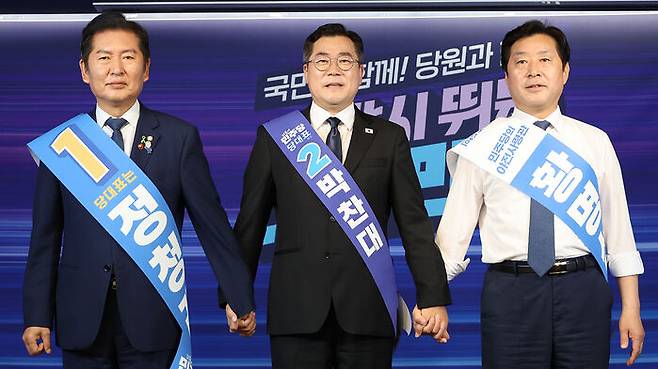 (왼쪽부터) 더불어민주당 정청래·박찬대 당 대표 후보, 황명선 최고위원 후보가 20일 서울 여의도 당사에서 열린 8·2 전당대회 순회 경선 영남권 합동연설회에서 인사하고 있다.