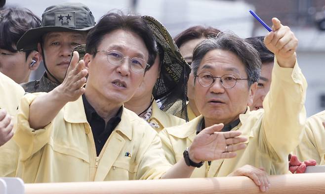 김민석 국무총리와 강기정 광주시장이 20일 극한 호우 침수 피해 지역인 광주 북구 신안교 일대를 찾아 현장을 살펴보고 있다. 광주시 제공