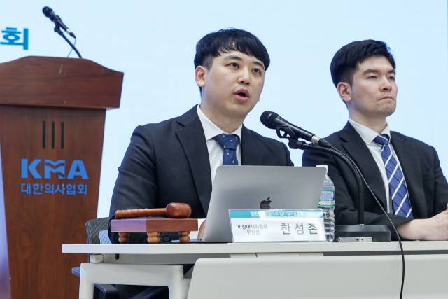 한성존(왼쪽) 대한전공의협의회 비상대책위원장이 19일 서울 용산구 의협회관에서 열린 임시대의원총회에서 모두발언을 하고 있다. 오른쪽은 김은식 세브란스병원 전공의 대표. 뉴스1