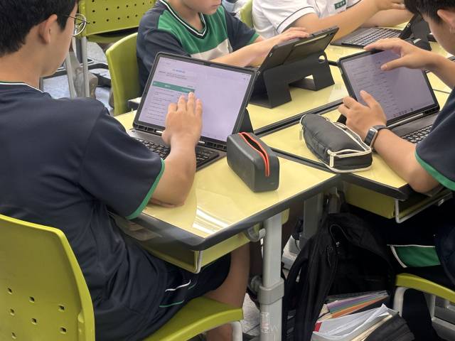 10일 서울 송파구 A 중학교에서 진행된 '기후변화와 우리' 수업 시간에 한 학생이 탄소 중립 실천 서약서를 작성하고 있다. 장형임 기자