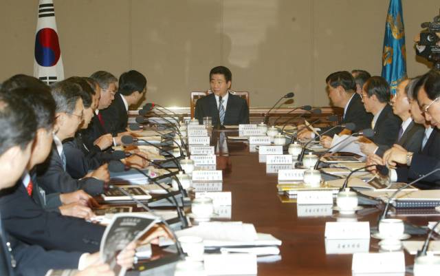 고(故) 노무현 대통령이 국정과제회의에서 발언하고 있다. 연합뉴스