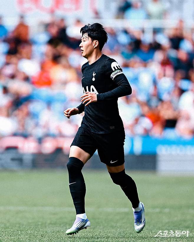 거취 이슈에 휘말린 토트넘 손흥민이 20일(한국시간) 셀렉트카 리싱 스타디움에서 끝난 잉글랜드 3부 레딩과의 프리시즌 첫 연습경기 후반전을 소화했다. 사진출처|토트넘 홋스퍼 페이스북