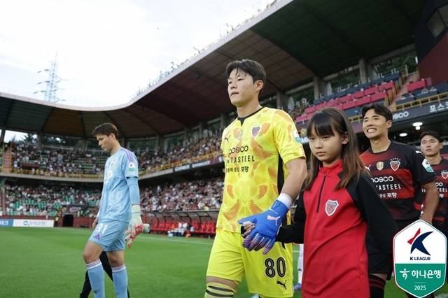 홍성민(가운데). /사진=한국프로축구연맹 제공