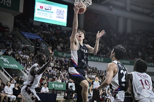 이현중(가운데)이 과감히 골밑을 돌파하고 있다. /사진=뉴스1