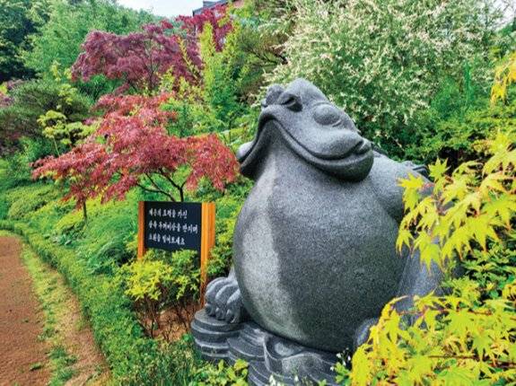 청리움에 있는 삼족 두꺼비상. 재물운을 가져다주는 기도처로 알려져 있다. 안영배 제공