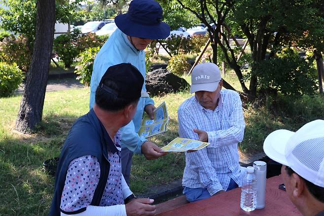 드론 금지 구역 홍보 (제주=연합뉴스) 백나용 기자 = 지난 8일 제주시 용담레포츠공원에서 '공항 안전 불법 드론 감시단' 이윤계 씨가 드론 금지 구역을 알리는 홍보 팸플릿을 나눠주고 있다. 2025.7.20 dragon.me@yna.co.kr