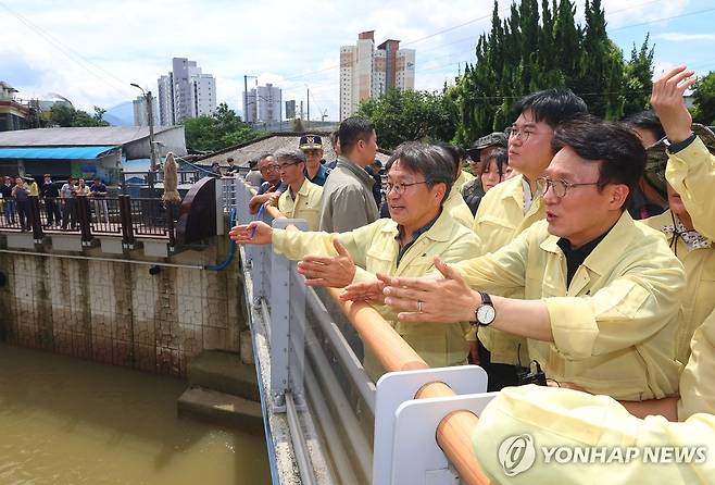 김민석 총리, 광주 침수 피해 현장 방문 (광주=연합뉴스) 김도훈 기자 = 김민석 국무총리가 20일 광주 북구 신안교를 찾아 제방 유실 및 침수 피해 현황 보고를 받고 있다. 2025.7.20 superdoo82@yna.co.kr