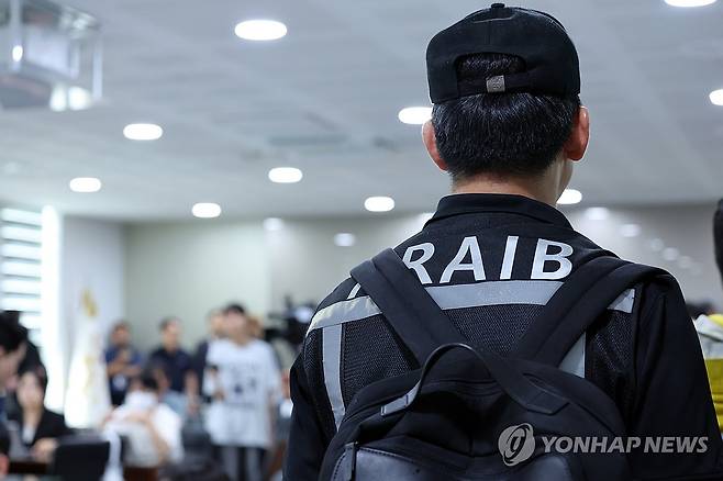 브리핑 현장 떠나는 항철위 관계자 (광주=연합뉴스) 김혜인 기자 = 지난 19일 무안국제공항 관리동 3층에서 열릴 예정이었던 12·29 제주항공 여객기 참사 엔진 정밀조사 결과 브리핑이 취소돼 항공철도사고조사위원회(항철위) 관계자가 자리를 뜨고 있다. 2025.7.20 in@yna.co.kr