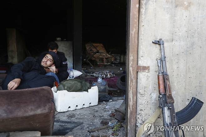 '유혈충돌' 시리아 스웨이다 (스웨이다=AP 연합뉴스) 20일(현지시간) 시리아 남부 스웨이다 외곽의 마즈라 마을에 시리아 정부가 보낸 보안군이 배치된 모습. 2025.7.20 photo@yna.co.kr