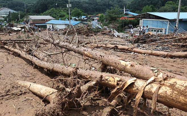 ▲ 21일 오전 집중호우로 산사태가 발생한 가평군 조종면 신상3리 마을에서 주민들이 복구 작업을 하고 있다./김철빈 기자 narodo@incheonilbo.com