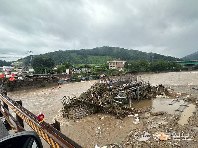 21일 취재진이 찾은 포천시 내촌면 수해 현장. 이번 폭우로 신설 중인 내촌교가 일부 유실되는 등 큰 피해를 입었다. 김두현기자