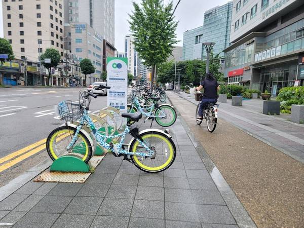 서울에 위치한 따릉이 자전거 대여소와 자전거 도로 모습. 이진우 기자 ljw@kihoilbo.co.kr