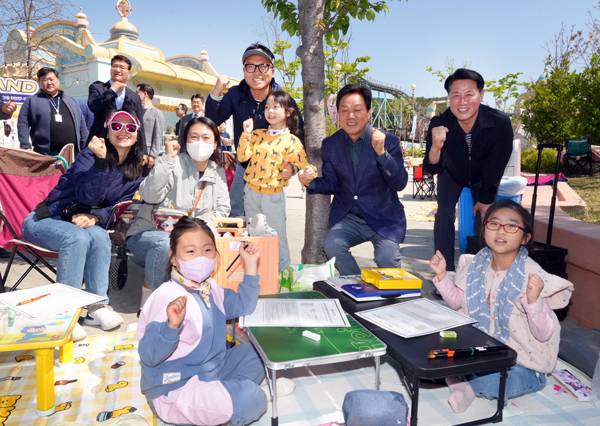 지난 4월 26일 박완수 경남도지사가 'BNK경남은행 가족 문화 페스티벌'에 참가한 가족과 기념촬영을 하고 있다. / BNK경남은행