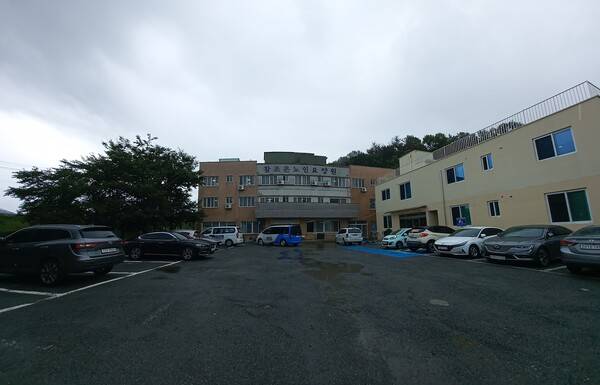 침수사태로부터 4일 지난 21일 오전, 노인요양원은 어느 정도 정상화됐다. 본관 3층 승강기가 정비되면서 거동이 힘든 밀양병원 대피환자들까지 속속 돌아오고 있다. /이일균 기자