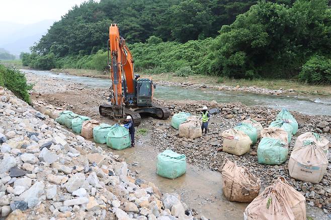 청도군이 청도읍 초현리 한재천의 응급 복구를 하고 있다. /청도군 제공