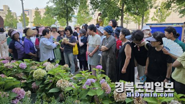 '2025년 수국아카데미-한 여름밤의 수국 가드닝' 프로그램에 시민들이 수국을 활용한 가드닝 체험에 참여하고 있다. 사진=포항시 제공