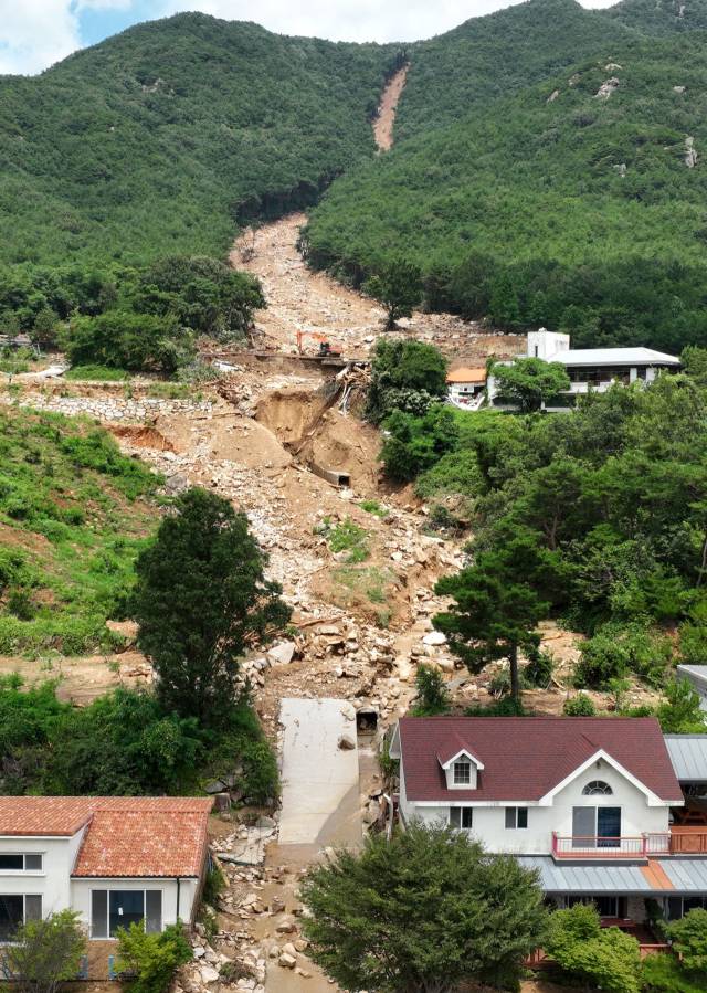 20일 산청군 단성면 어천마을 일대에서 발생한 산사태 복구 공사가 진행되고 있다./성승건 기자/