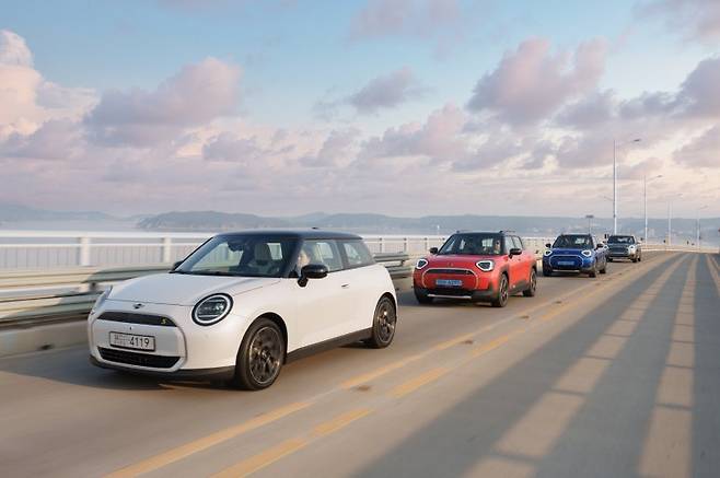 MINI코리아가 고객의 안전한 운행을 돕기 위한 차량 관리 서비스 '프로 액티브 케어'를 새롭게 도입했다. 프로 액티브 케어는 차량 데이터를 수집해 다양한 문제를 선제적으로 판단한다. 사진=MINI 코리아