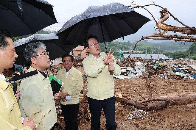 이재명 대통령이 21일 경남 산청군 산청읍 부리마을을 찾아 수해 현장을 점검하고 있다.(사진/뉴시스)