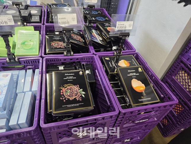 오프뷰티 매장에 진열된 제이엠솔루션 마스크팩 세트. 정상가 2만원에서 8000원으로 할인돼 판매되고 있다. (사진=한전진 기자)