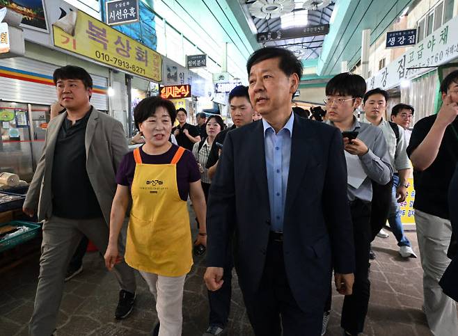 구윤철 부총리 겸 기획재정부 장관이 21일 공주 산성시장을 찾아 민생 현안을 살피고 있다.(사진=기재부)