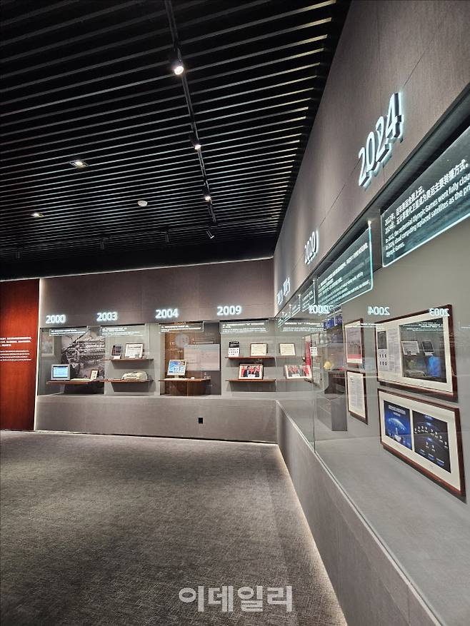 중국 베이징 알리바바 캠퍼스 내 전시관에 연혁별 사업 성과가 전시돼있다. (사진=이데일리 이명철 특파원)