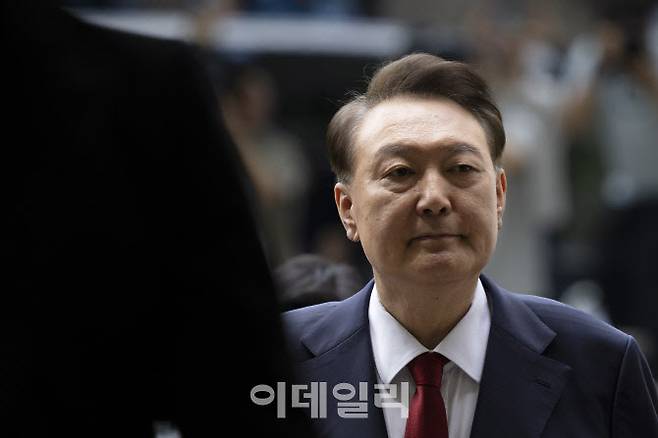 윤석열 전 대통령이 지난 9일 오후 구속 전 피의자 심문(영장실질심사)을 받기 위해 서울 서초구 서울중앙지방법원으로 들어서고 있다. (사진=공동취재단)