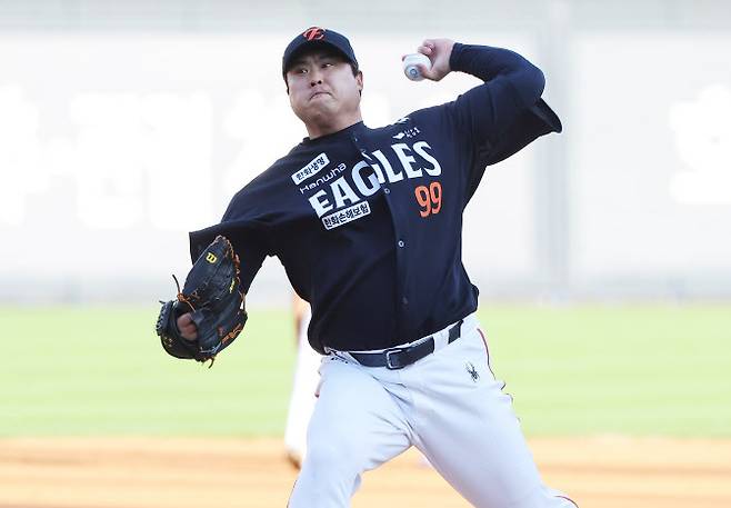 20일 수원케이티위즈파크에서 열린 2025 KBO리그 프로야구 한화이글스와 KT위즈 경기. 1회말 한화 선발투수 류현진이 역투하고 있다. 사진=연합뉴스