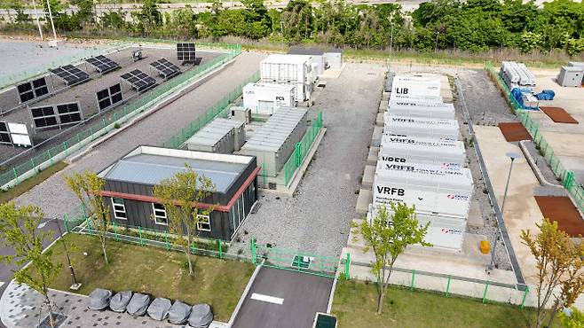 한국전력공사가 나주 빛가람 혁신도시에서 13개 기관과 진행 중인 에너지 밸리 마이크로그리드 프로젝트의 실증장 모습. (사진=한전)