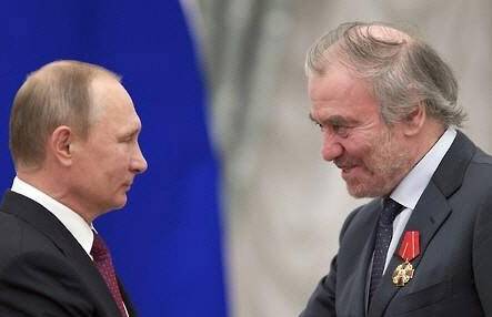 2016년 9월 22일 러시아 모스크바 크렘린궁에서 블라디미르 푸틴(왼쪽) 러시아 대통령으로부터 조국공헌훈장을 수여받은 발레리 게르기예프(오른쪽) 마린스키 극장 예술감독 겸 총감독이 악수를 나누고 있다. (사진=EPA/연합뉴스)