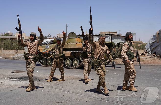 16일(현지시간) 시리아 남부 스웨이다주에 배치된 시리아군 병사들의 모습. 2025.07.16 ⓒ 로이터=뉴스1 ⓒ News1 김지완 기자