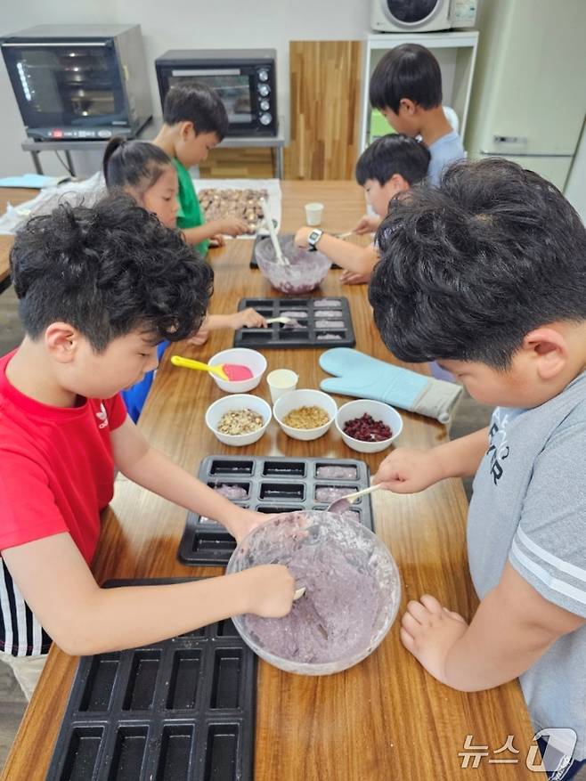 충북 증평군은 여름방학을 맞아 청소년과 학부모를 위한 맞춤형 교육 프로그램을 운영한다. 사진은 지난해 온마을배움터 프로그램 진행 모습.(증평군 제공, 재판매 및 DB금지)/뉴스1