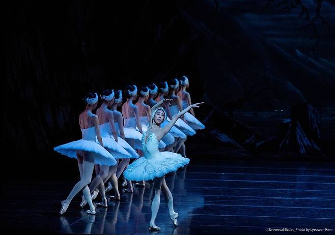 '백조의 호수' 1막에서 홍향기ⓒUniversal Ballet_Photo by Lyeowon Kim(유니버설발레단 제공)