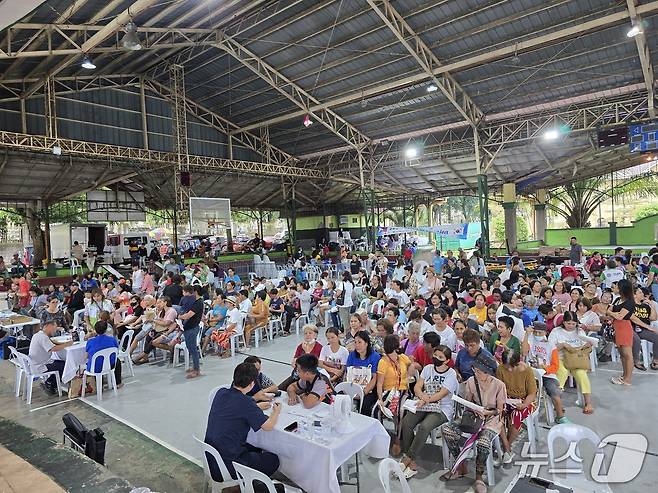강릉시 의치한약연합회(회장 박민)가 주축이 된 의료봉사단(단장 김남동)이 지난 16~20일 필리핀 카비테(Cavite)주일대에서 해외 의료봉사활동을 하고 있다.(강릉시 제공, 재판매 및 DB 금지) 2025.7.21/뉴스1