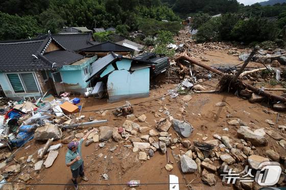 20일 경남 산청군 산청읍 외정마을에 폭우와 산사태로 토사가 흘러내려 주택 등이 파손되는 등 아수라장을 방불케 하고 있다. 2025.7.20/뉴스1 ⓒ News1 윤일지 기자