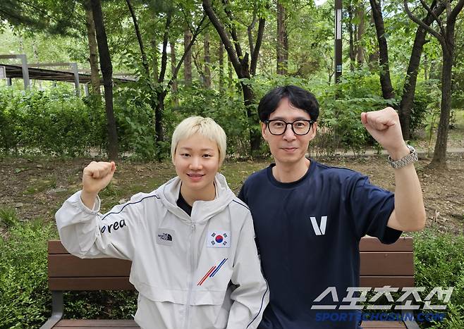 U대회 출국을 앞둔 이은지가 초등학교 2학년 때부터 동행해온 은사 권용주 코치와 파이팅을 외치며 선전을 다짐하는 모습.