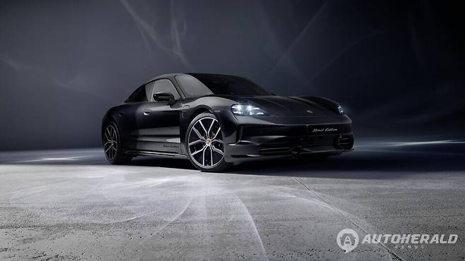 타이칸 4 블랙 에디션과 타이칸 4S 블랙 에디션으로 출시되는 신차는 스포티하고 우아한 디자인이 주요 특징이다(출처 포르쉐)