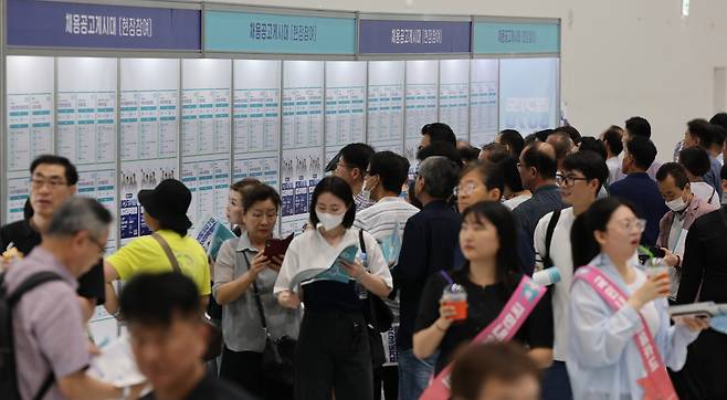 지난 9일 오전 경기 수원시 메쎄에서 열린 경기도 5070일자리 박람회. 채용 공고 게시대 앞이 붐비고 있다. /박성원 기자