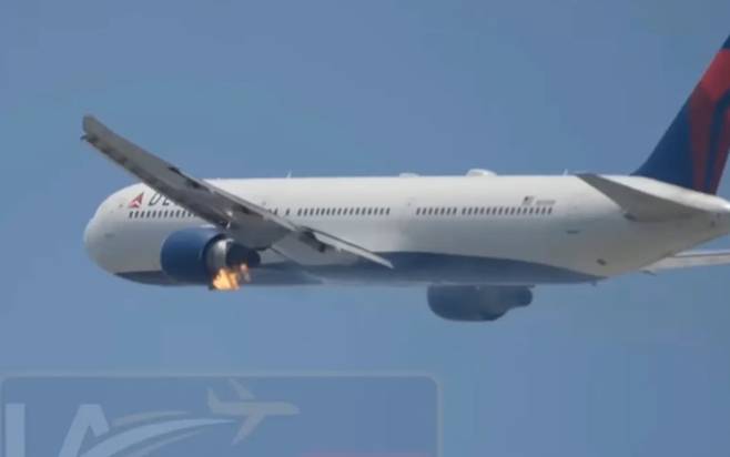 지난 18일 로스앤젤레스(LA) 국제공항에서 출발해 애틀랜타로 향하던 델타항공 446편 보잉767의 왼쪽 엔진에서 화재가 발생했다. /유튜브 'L.A FLIGHTS'