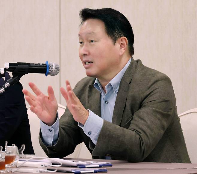 최태원 대한상공회의소 회장이 지난 17일 경북 경주에서 열린 ‘대한상의 하계포럼' 기자간담회에서 발언하고 있다. 대한상의는 16일 경주 라한셀렉트 호텔에서 3박4일 일정으로 '제48회 대한상의 하계포럼'을 개최했다. /대한상의 제공