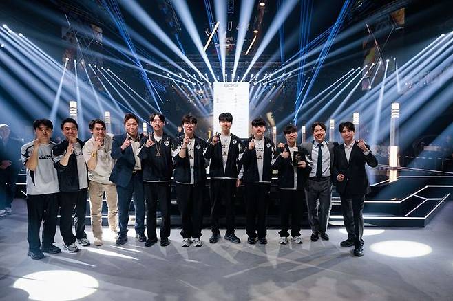 젠지는 20일(현지시간) 사우디아라비아 리야드 볼리바드 시티 STC e스포츠 아레나에서 열린 EWC LoL 부문 결승전에서 중국 대표 애니원스 레전드(AL)를 상대로 세트 스코어 3대 2로 승리하며 우승했다. ⓒEWC